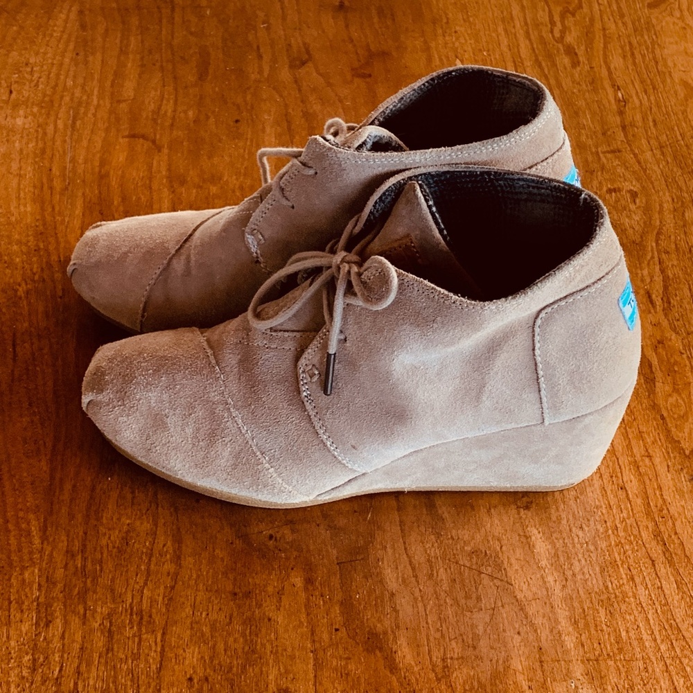 TOMS Women's Tan Suede Wedge Chukka Bootie